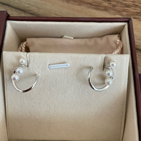 Chow Sang Sang La Pelle 18K white gold Akoya Pearl earrings - Picture 2 of 3
